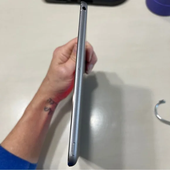 iPad Air 1st gen 32GB Model A1474 with Black Protective Case - Picture 8 of 16